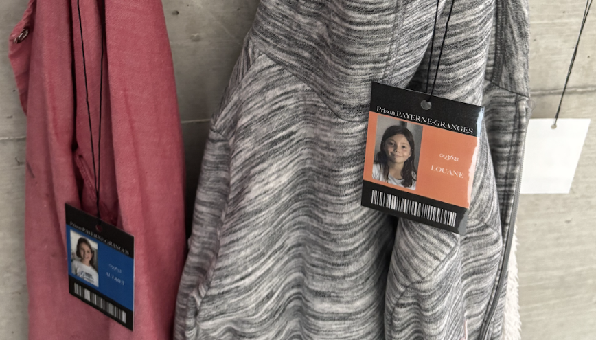 Les badges d’identification pendus au vestiaire. 